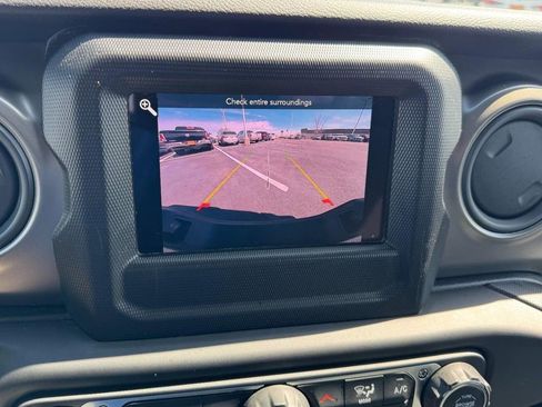 Used 2022 Jeep Gladiator Willys image 16