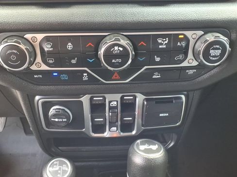 Used 2024 Jeep Wrangler Unlimited w/ Convenience Group AWD/4WD image 8