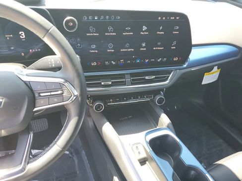 Used 2026 Chevrolet Equinox EV LT w/ Convenience Package II AWD/4WD image 23