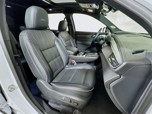 Used 2025 Buick Enclave Avenir image 29