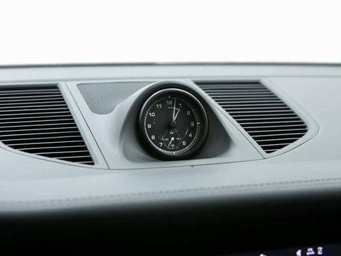 Certified 2022 Porsche Macan image 25