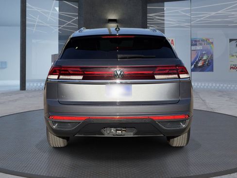 Used 2024 Volkswagen Atlas Cross Sport SE FWD image 5