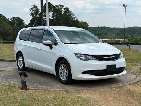 Used 2023 Chrysler Voyager LX FWD image 9