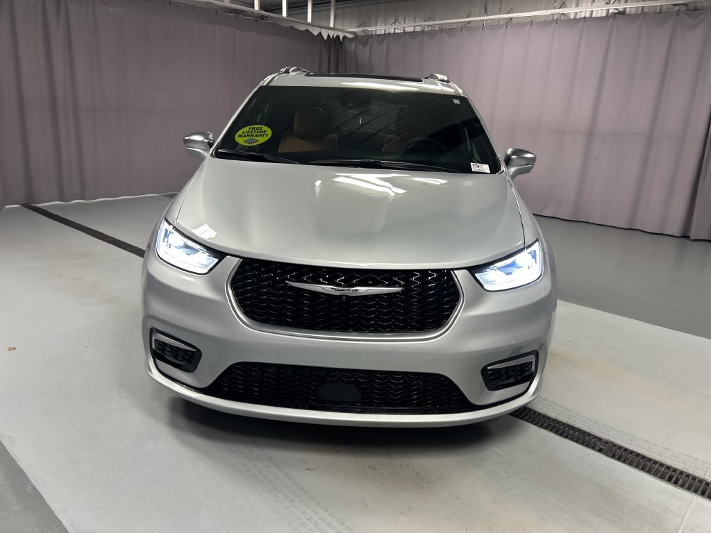 Used 2024 Chrysler Pacifica Pinnacle FWD image 2