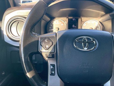 Used 2018 Toyota Tacoma TRD Sport image 19