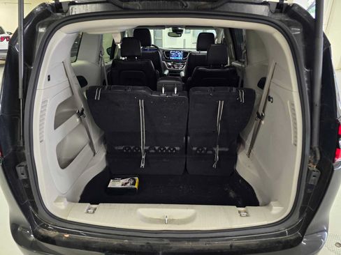Used 2023 Chrysler Pacifica Touring-L FWD image 13