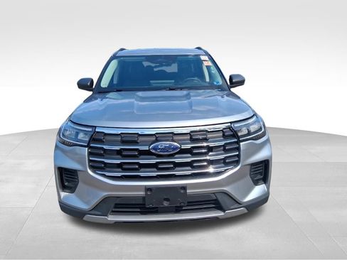 Used 2025 Ford Explorer Active AWD/4WD image 2
