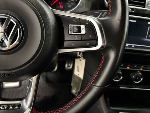 Used 2016 Volkswagen Golf image 22