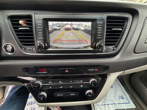 Used 2017 Kia Sedona LX w/ LX Essentials Premium Package FWD image 15