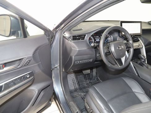 Used 2023 Toyota Venza XLE image 43