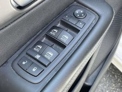 Certified 2025 Chrysler Pacifica Select FWD image 22