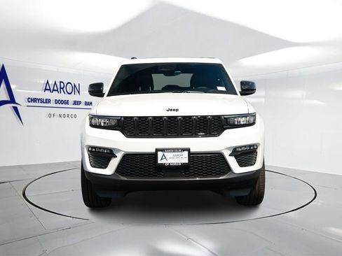 New 2025 Jeep Grand Cherokee Limited w/ Black Appearance Package AWD/4WD image 4
