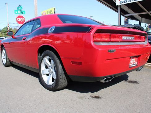Used 2013 Dodge Challenger SXT RWD image 4