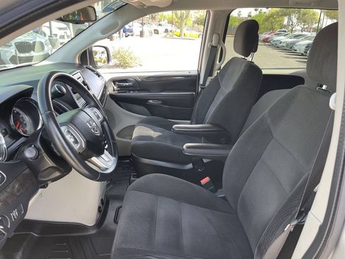 Used 2017 Dodge Grand Caravan SE w/ UConnect Hands-Free Group FWD image 19