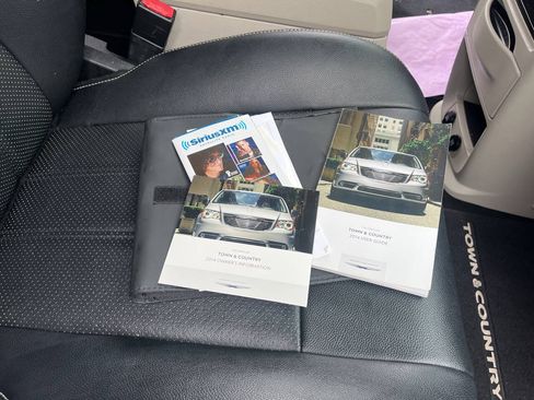 Used 2014 Chrysler Town & Country Touring-L FWD image 32