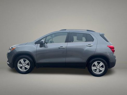 Used 2020 Chevrolet Trax LT w/ Driver Confidence Package FWD image 2