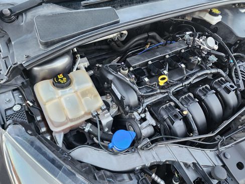 Used 2018 Ford Focus SE w/ SE Appearance Package image 39