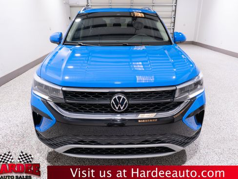 Used 2023 Volkswagen Taos SE w/ Panoramic Sunroof Package FWD image 7