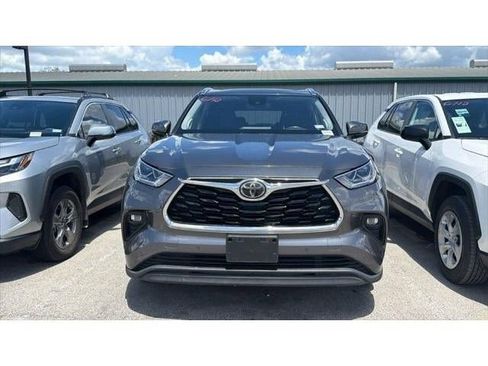 Certified 2021 Toyota Highlander Limited AWD/4WD image 2