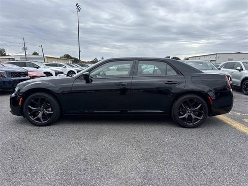 Used 2022 Chrysler 300 Touring w/ Sport Appearance Package image 16