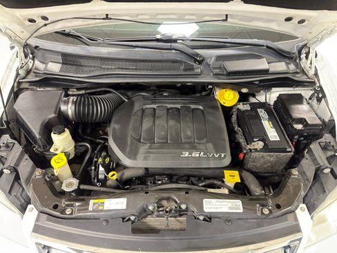 Used 2016 Chrysler Town & Country Touring-L image 60