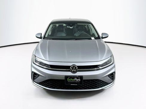 Used 2025 Volkswagen Jetta SE FWD image 2
