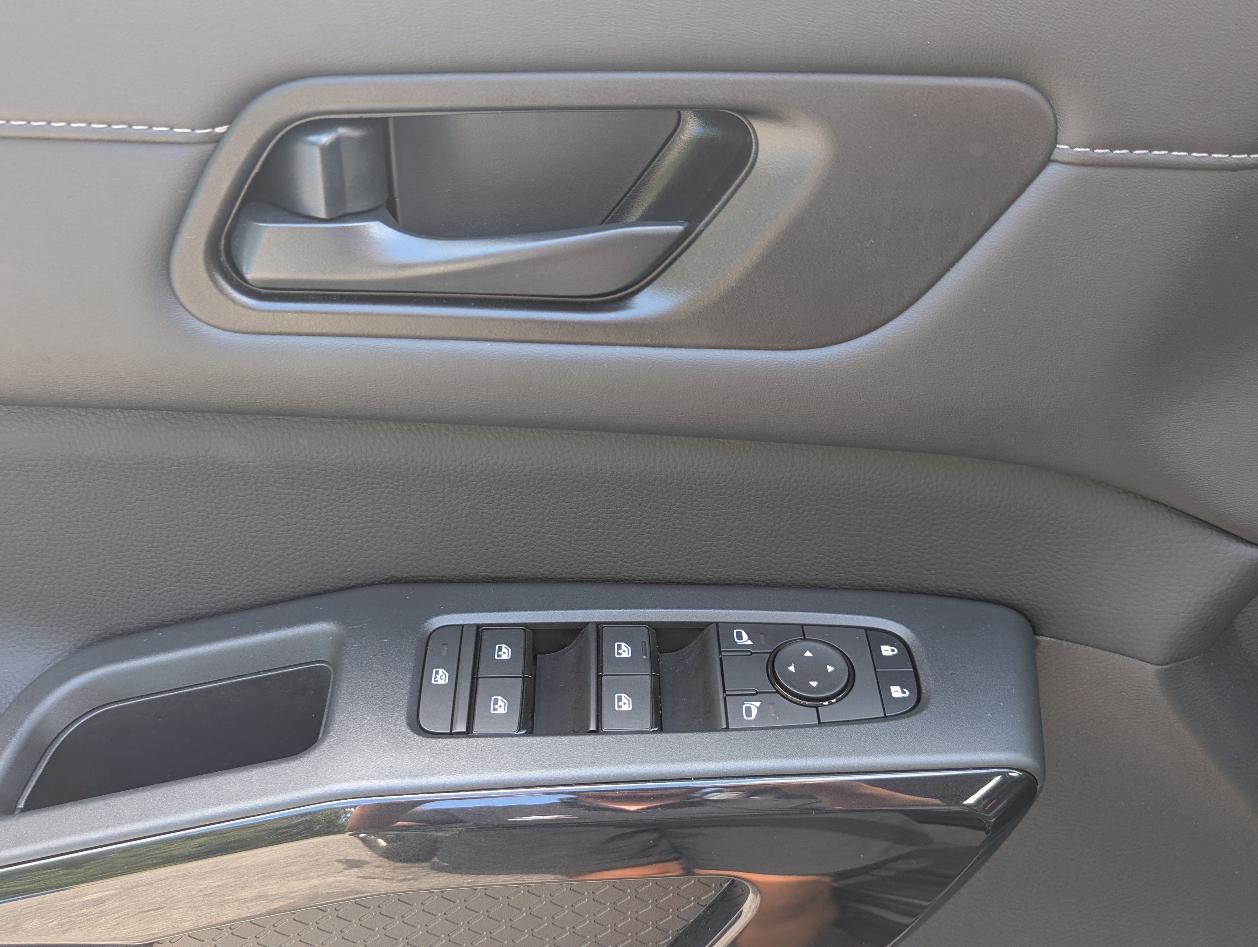 Used 2025 Nissan Pathfinder SV FWD image 15