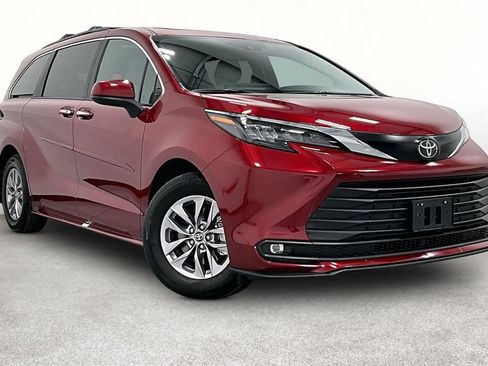 Used 2026 Toyota Sienna XLE FWD image 1
