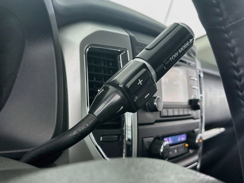 Used 2018 Nissan Titan SV w/ SV Convenience Package AWD/4WD image 24