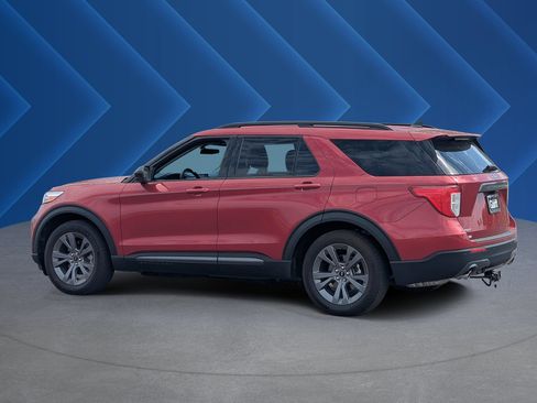Used 2023 Ford Explorer XLT w/ Equipment Group 202A RWD image 5