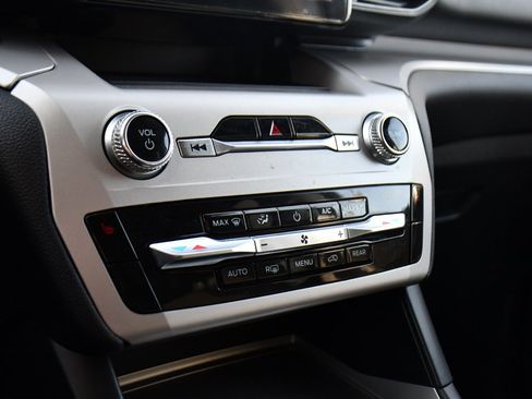 Used 2023 Ford Explorer XLT image 31