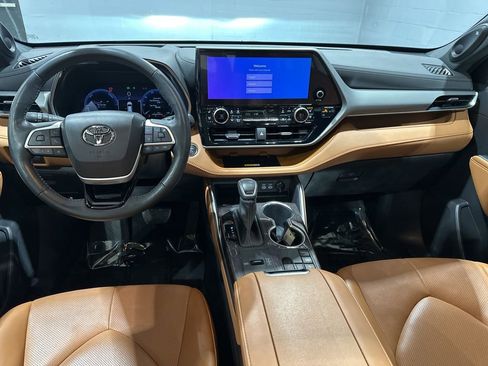Used 2023 Toyota Highlander Platinum image 7