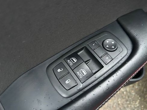 Used 2015 Dodge Challenger SXT image 23