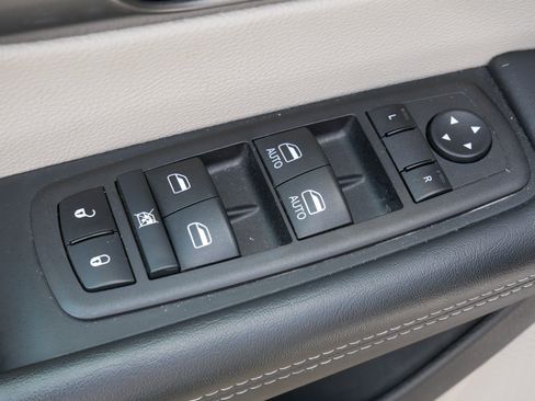 Used 2023 Chrysler Pacifica Touring-L FWD image 15