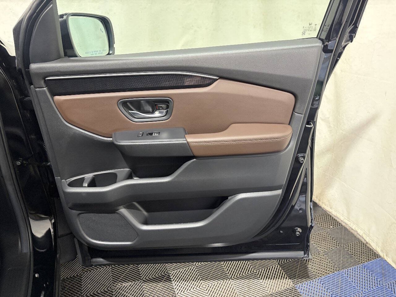 Used 2025 Honda Pilot Elite image 12