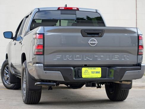 Used 2025 Nissan Frontier SV w/ Tow Package RWD image 6