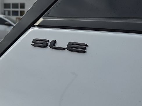 Used 2024 GMC Terrain SLE w/ Driver Convenience Package image 8