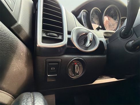 Used 2017 Porsche Cayenne Platinum Edition w/ Premium Package (PJV) image 27