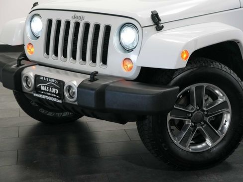 Used 2017 Jeep Wrangler Unlimited Sahara w/ Connectivity Group AWD/4WD image 10
