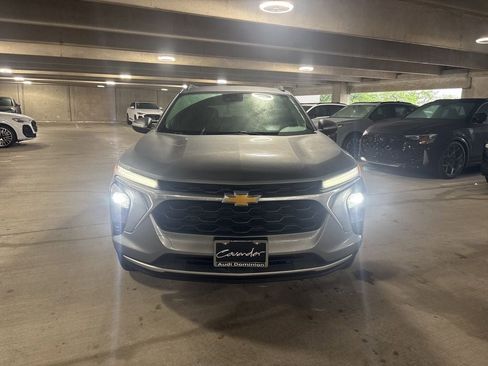 Used 2025 Chevrolet Trax LT FWD image 2