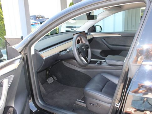 Used 2025 Tesla Model Y Long Range AWD/4WD image 25