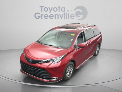Certified 2023 Toyota Sienna XLE FWD image 25