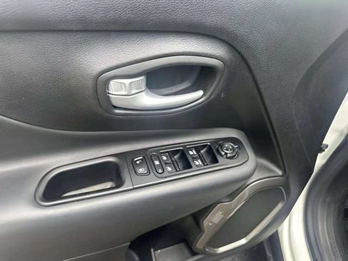 Used 2023 Jeep Renegade Latitude AWD/4WD image 16