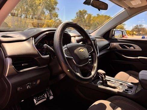 Used 2021 Chevrolet Traverse LT image 11