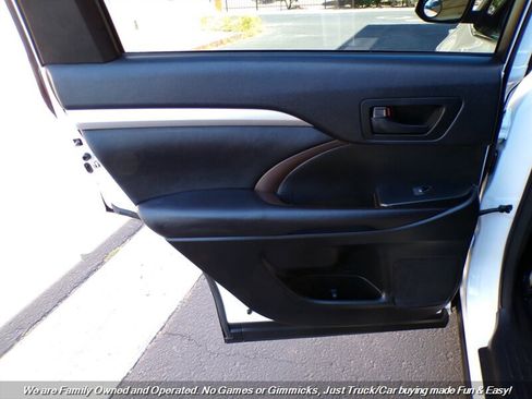 Used 2017 Toyota Highlander Plus w/ Carpet Mat Package image 18