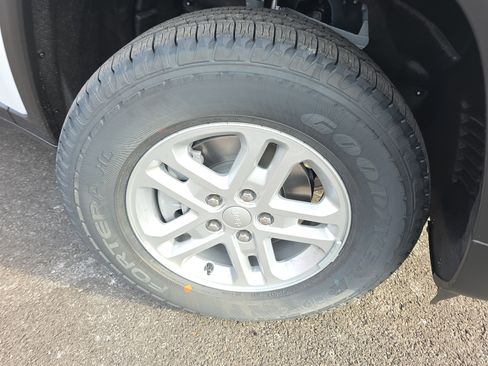 New 2025 Jeep Grand Cherokee Laredo image 25