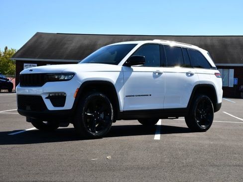 Used 2025 Jeep Grand Cherokee Limited w/ Black Appearance Package image 2