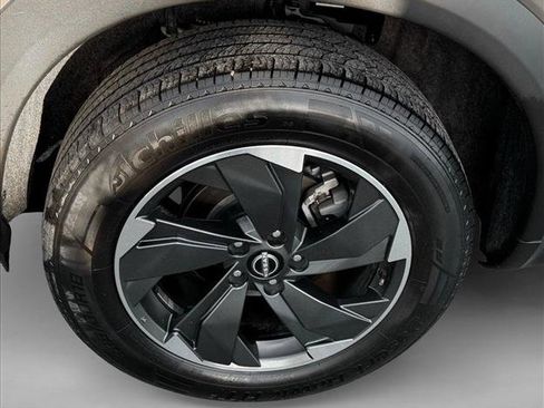 Used 2024 Nissan Rogue SV image 9