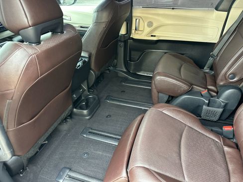 Used 2023 Toyota Sienna Platinum FWD image 14
