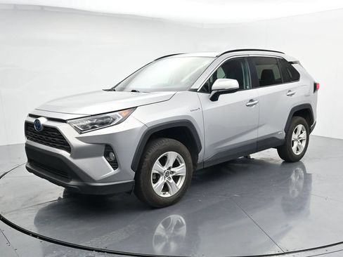 Used 2021 Toyota RAV4 XLE w/ Convenience Package AWD/4WD image 4